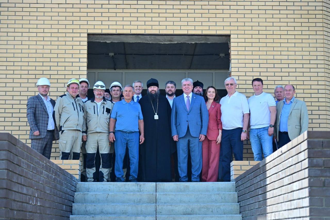 Минниханов посетил строящиеся в Челнах исламский центр и православную гимназию