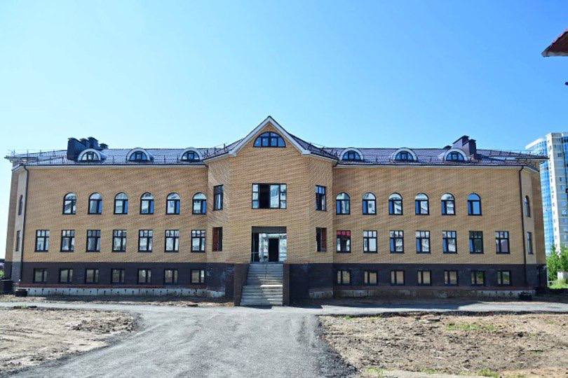 Минниханов посетил строящиеся в Челнах исламский центр и православную гимназию