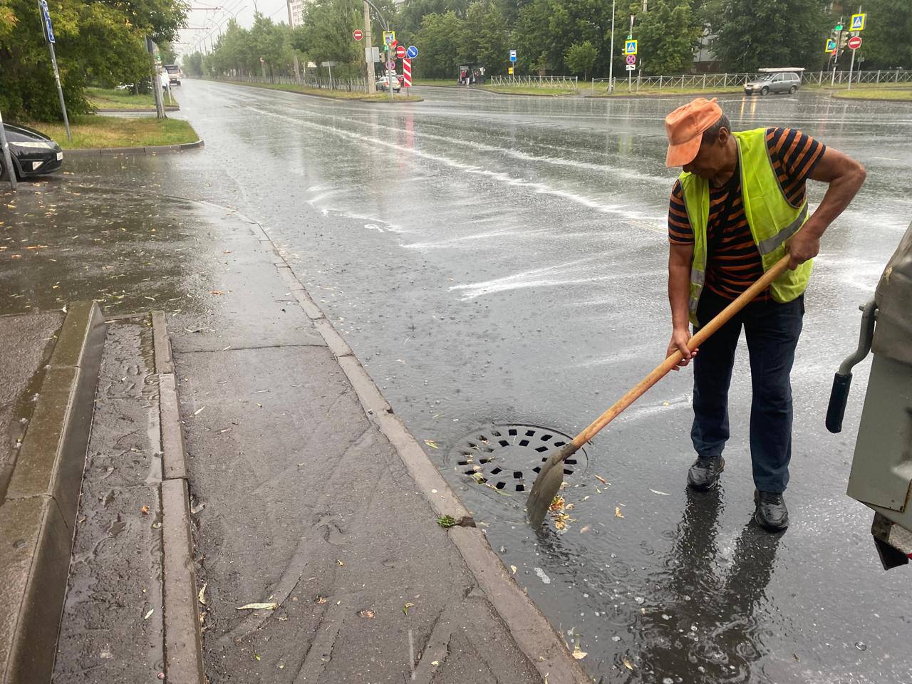 Городские службы Казани борются с последствиями непогоды — фото