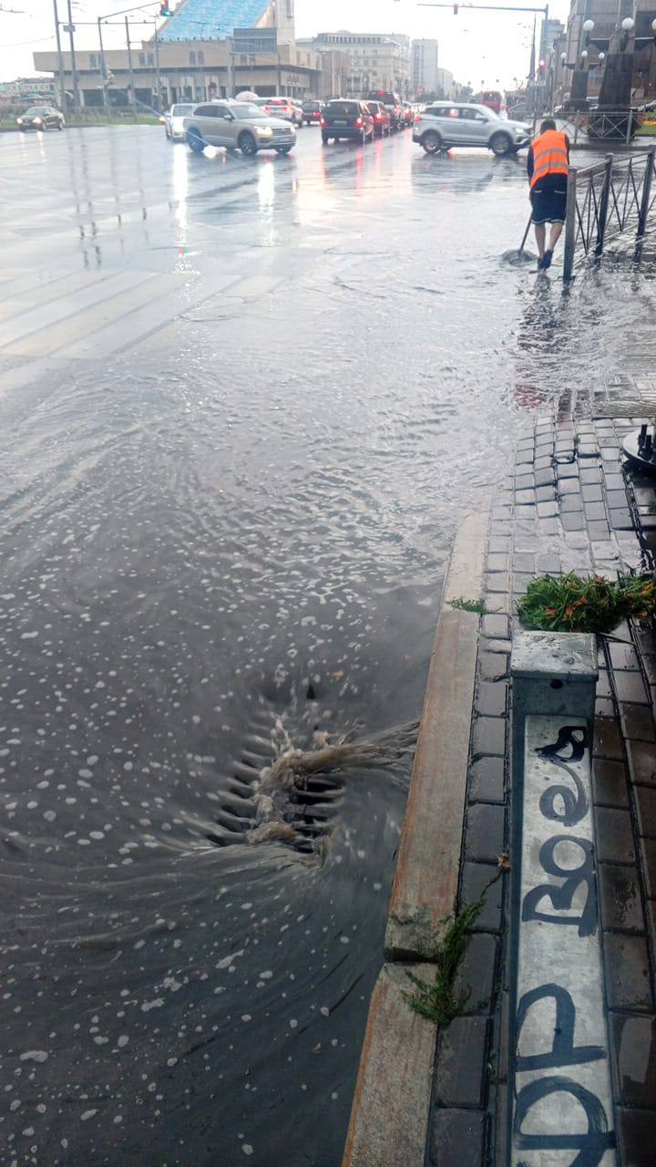 Городские службы Казани борются с последствиями непогоды — фото