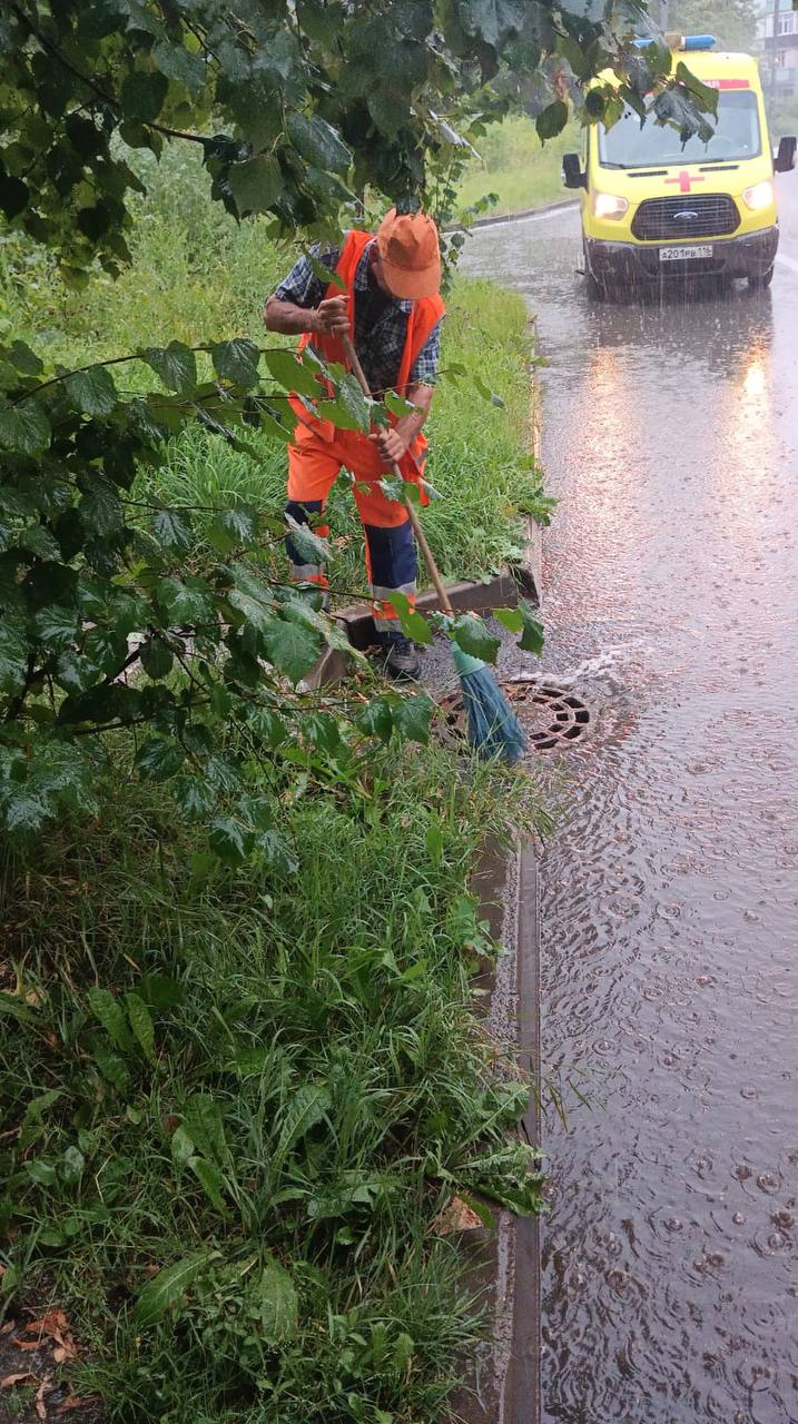 Городские службы Казани борются с последствиями непогоды — фото