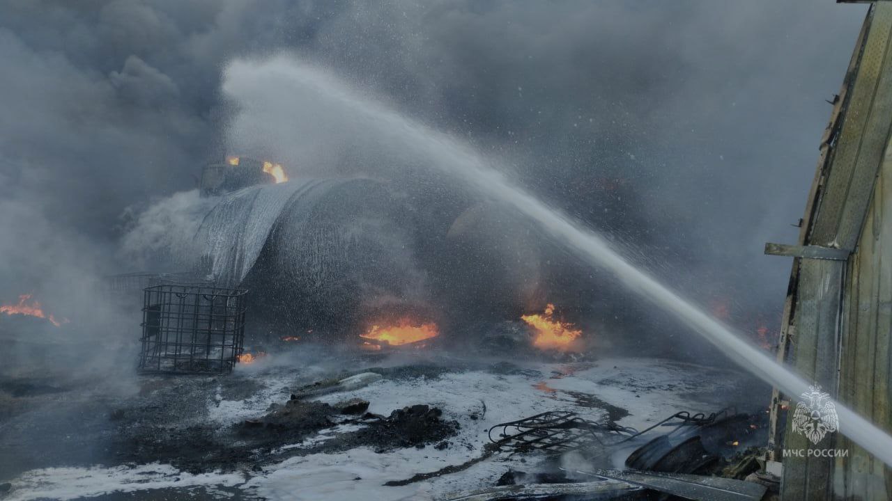 В промзоне Нижнекамска загорелись нефтяной шлам и ангар — фото