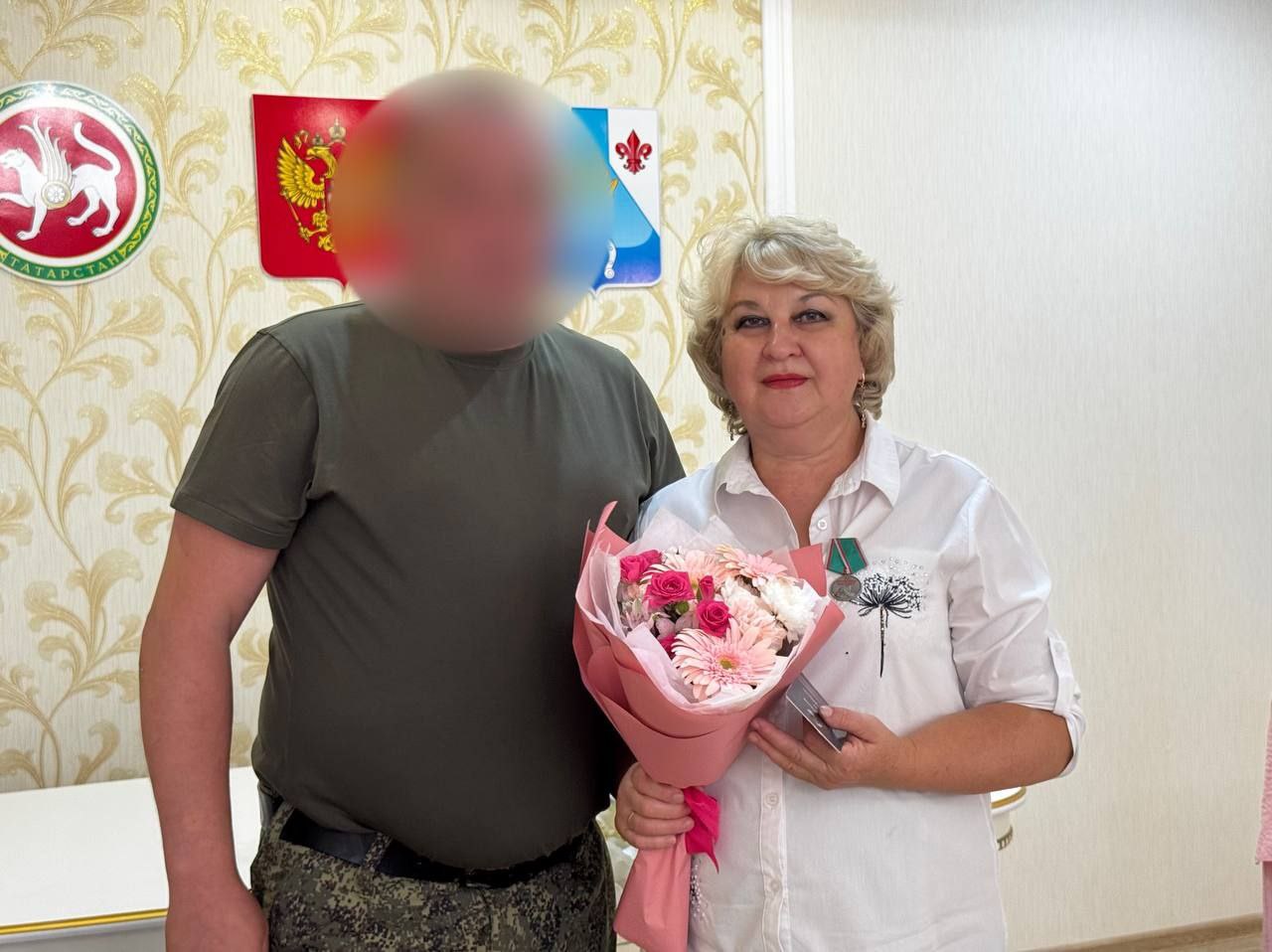 В Менделеевске боец СВО вручил волонтерам медали «За помощь фронту»