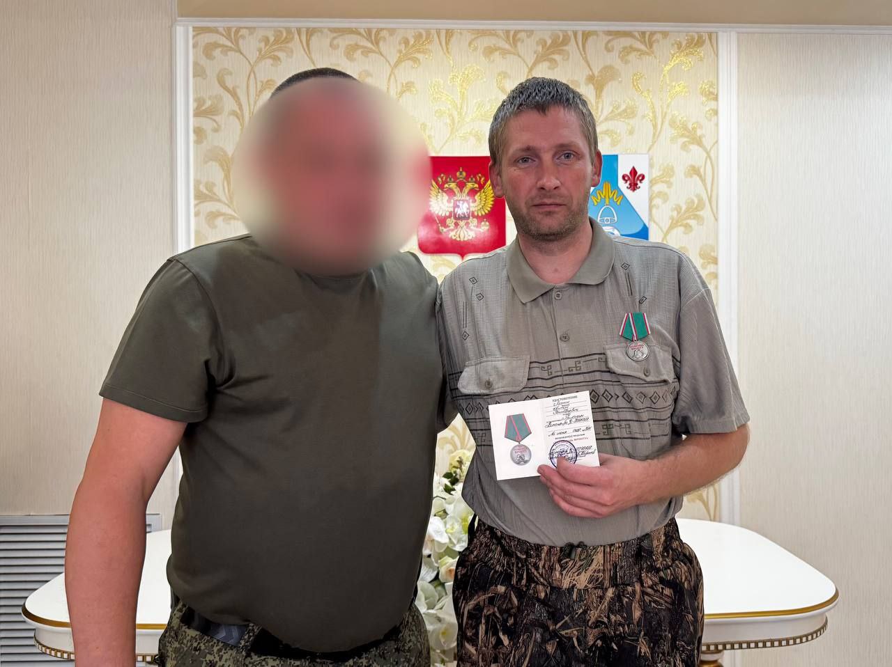 В Менделеевске боец СВО вручил волонтерам медали «За помощь фронту»