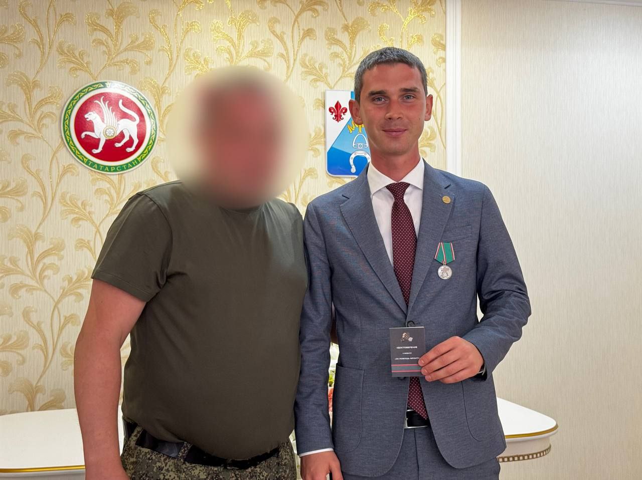 В Менделеевске боец СВО вручил волонтерам медали «За помощь фронту»