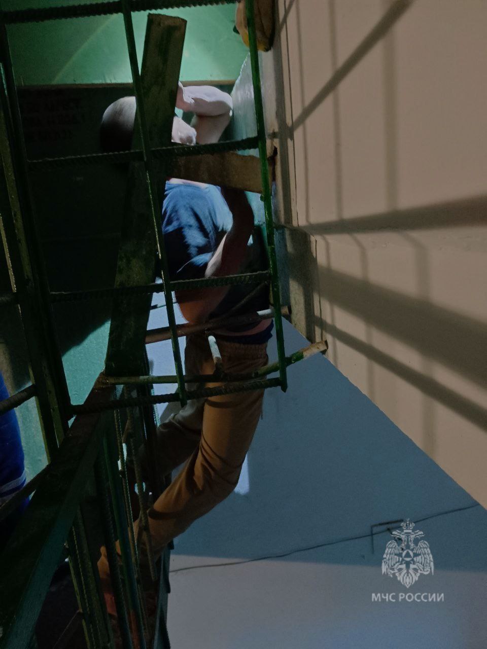 В Казани спасатели освободили мужчину, застрявшего в лестнице на чердак — фото