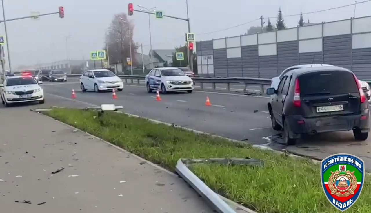 Утром в Казани водитель «Киа Рио» совершил наезд на «Ладу Калину» и врезался в фонарный столб