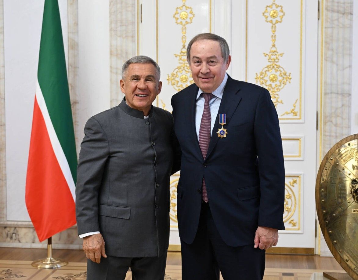 Раис Татарстана наградил Рустема Сультеева орденом «Дуслык»