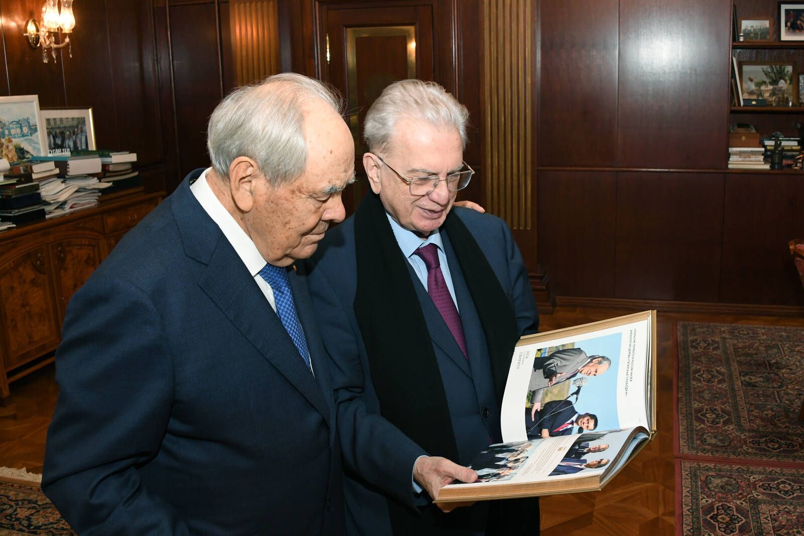 Шаймиев встретился с гендиректором Эрмитажа Пиотровским и подарил ему книгу