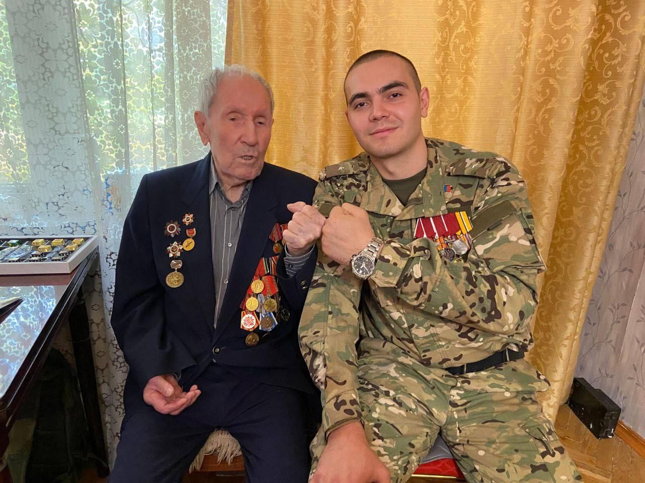 Герой России Сафиуллин навестил в Москве участника Великой Отечественной войны Хамидулина