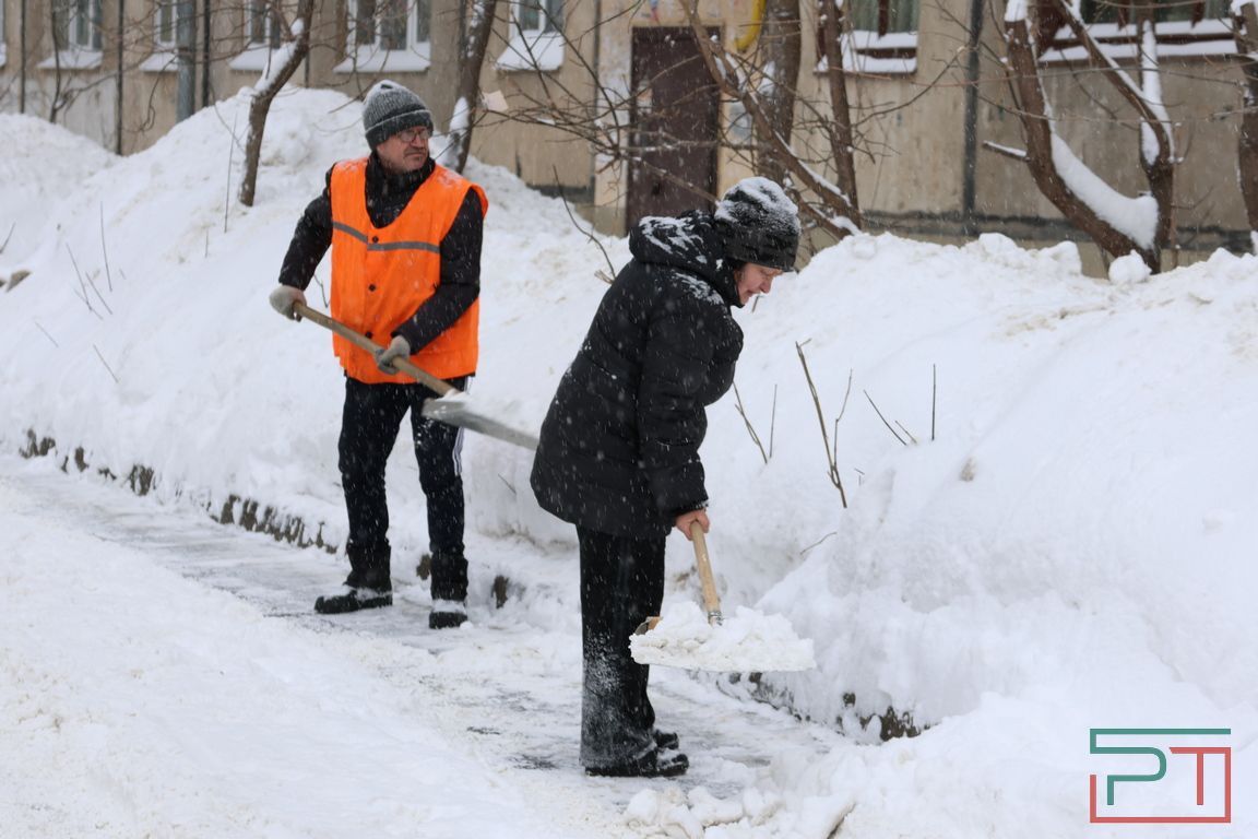 Чем больше снега, тем меньше дворников: казанцев призвали помогать УК руками и деньгами