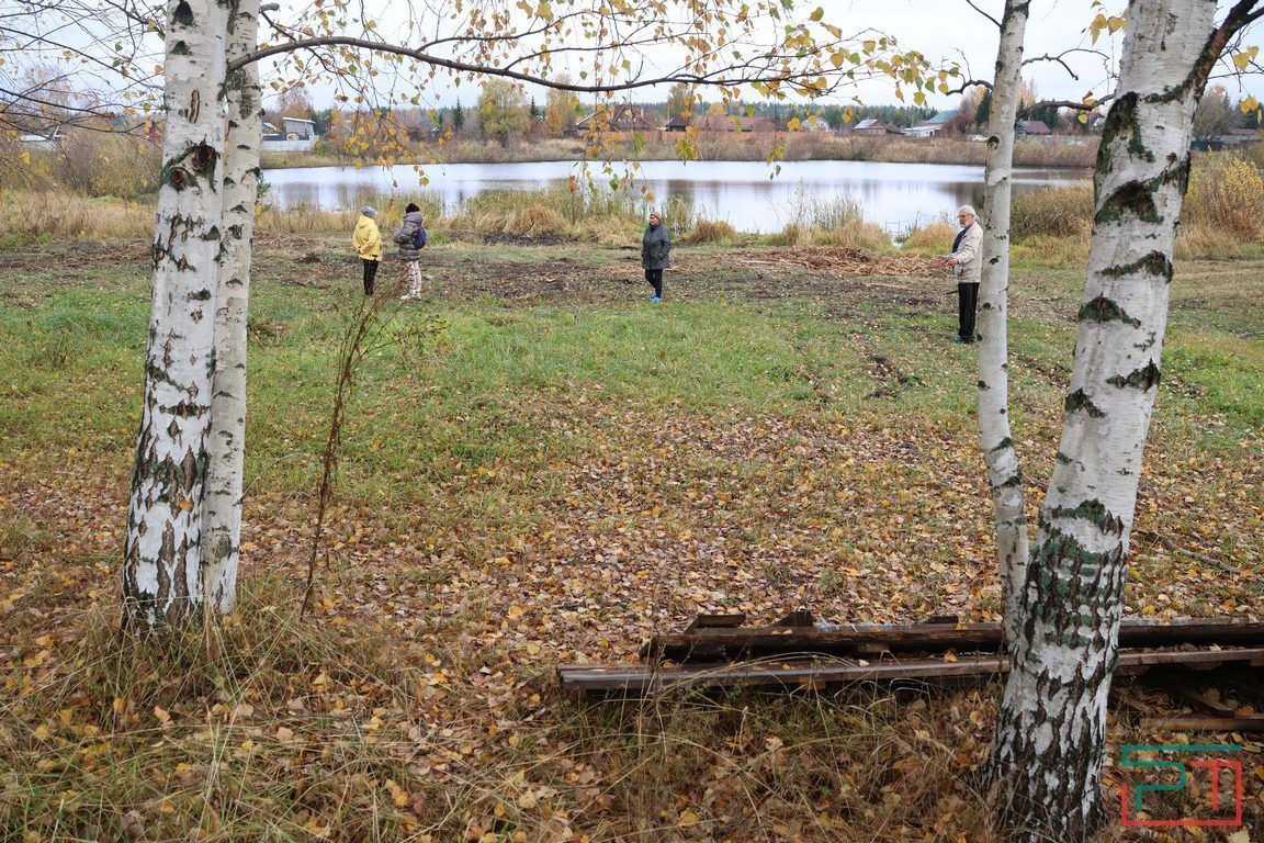 Никакой ширины, никакой глубины: жители села в Лаишевском районе пытаются спасти погибающее озеро