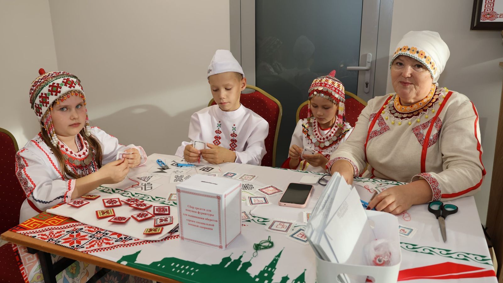 «Защитник» и «любовь»: чувашское объединение в Татарстане вышивает обереги бойцам СВО