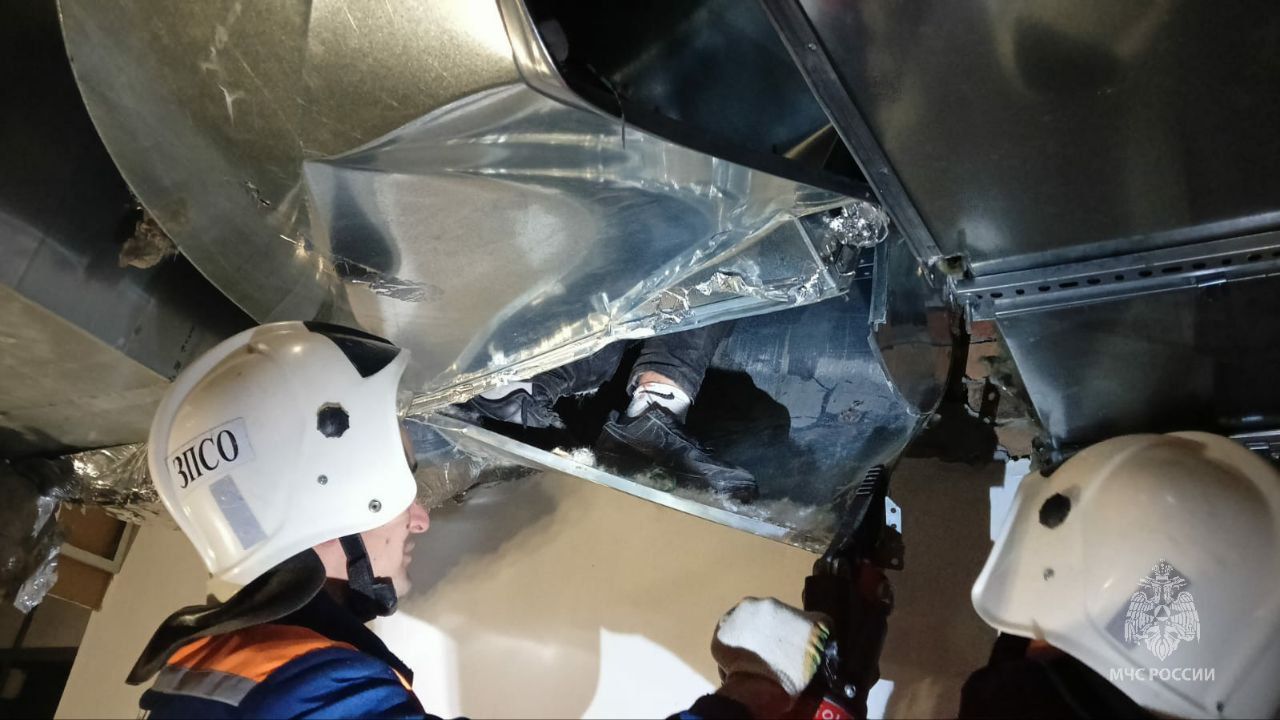 В Казани спасли подростка, застрявшего в вентиляции заброшенного здания