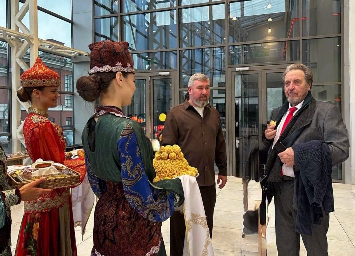 Как тебе такое Илон Маск: отец миллиардера попробовал чак-чак в Казани