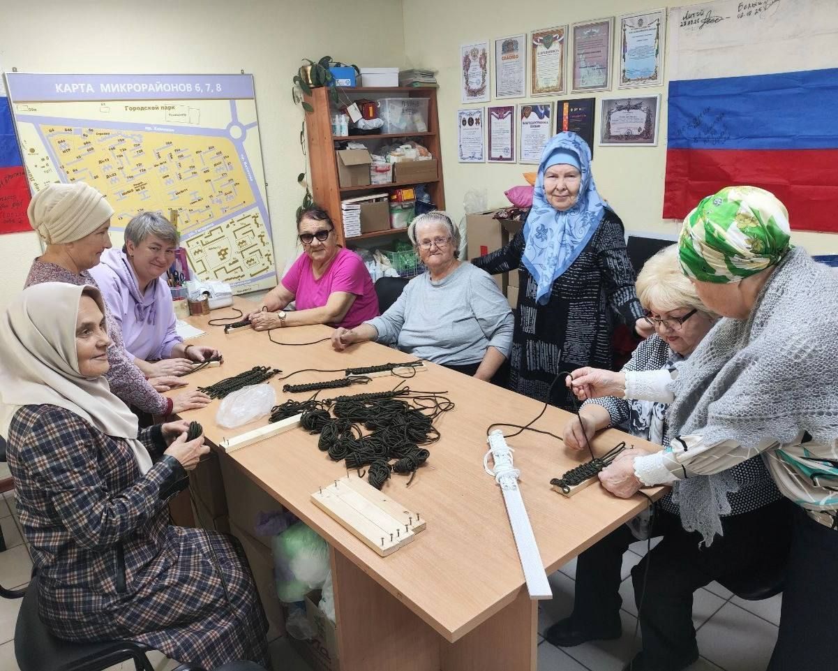 «Вместе мы сила!»: нижнекамцы сплели браслеты выживания для бойцов СВО