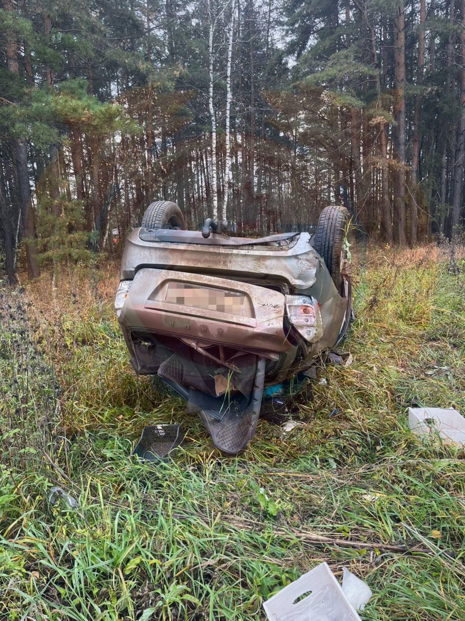 Женщина погибла на месте, вылетев из опрокинувшейся «Лады» в Татарстане