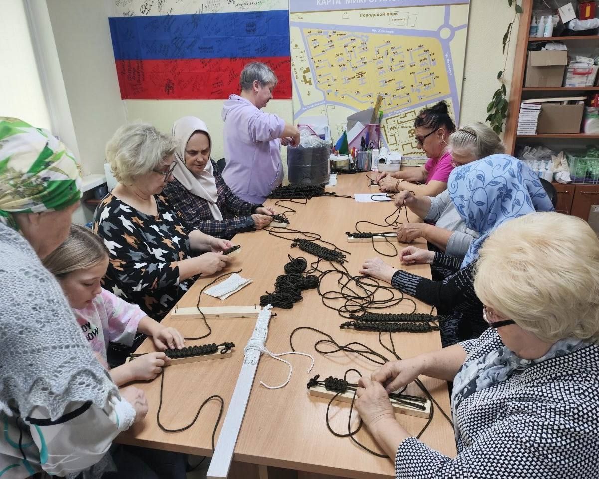 «Вместе мы сила!»: нижнекамцы сплели браслеты выживания для бойцов СВО