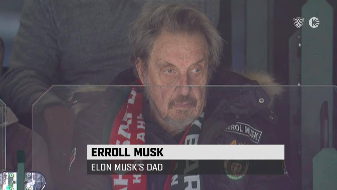 Отец Илона Маска посетил хоккейный матч между «Ак Барсом» и «Адмиралом»