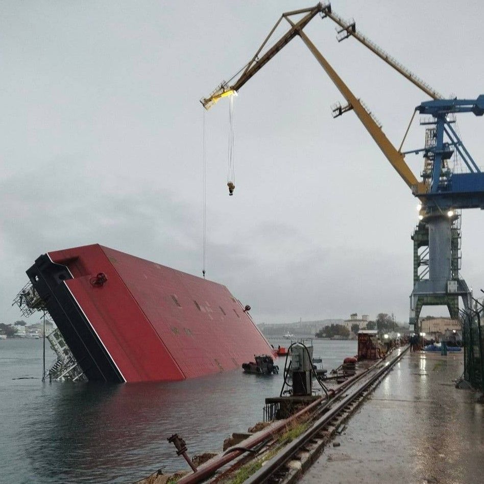 В Севастополе перевернулся плавучий кран — два человека погибли, более 20 ранены