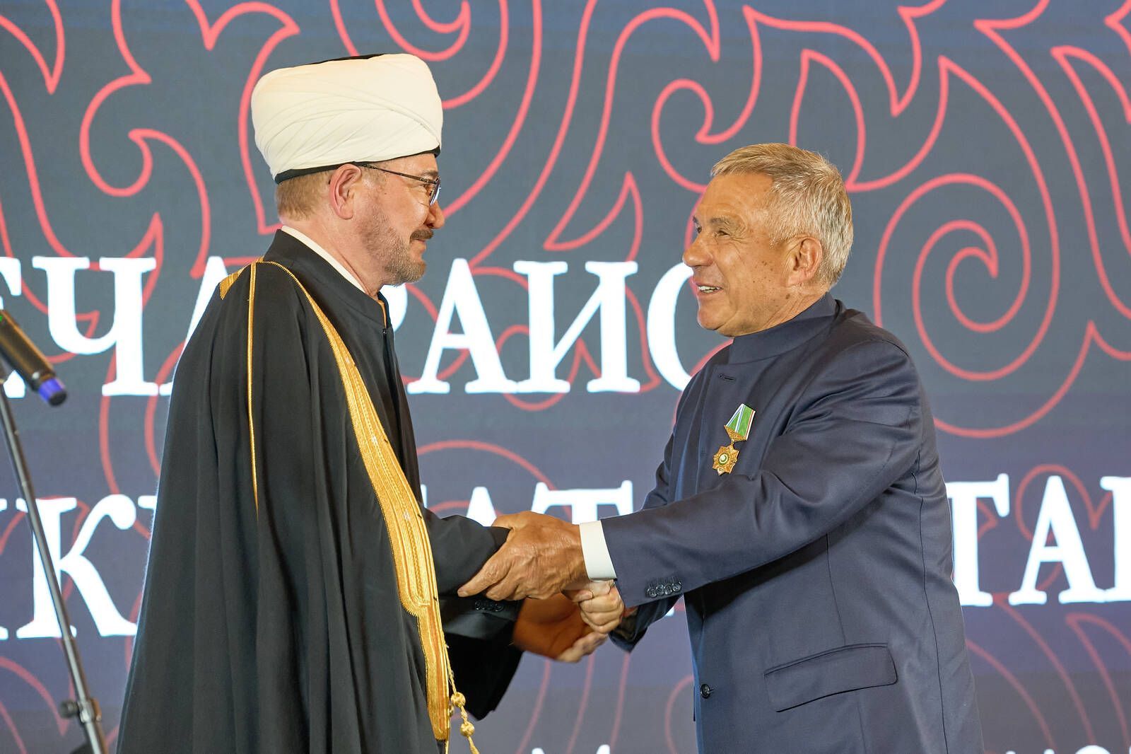 Муфтий России Гайнутдин наградил Минниханова орденом Почета «Аль Фахр»