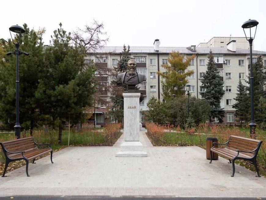 В сквере на улице Назарбаева в Казани появился бронзовый бюст казахского поэта Абая Кунанбаева