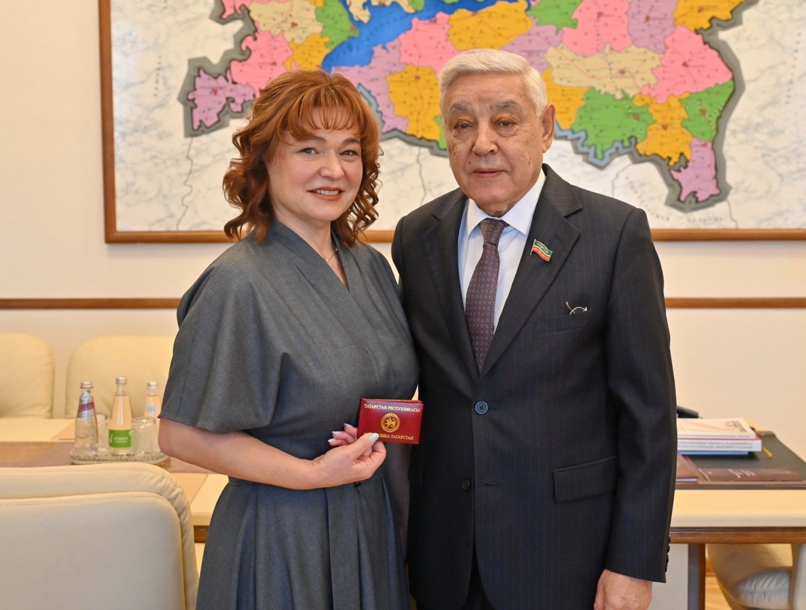 Мухаметшин вручил Захаровой удостоверение Уполномоченного по правам ребенка в РТ