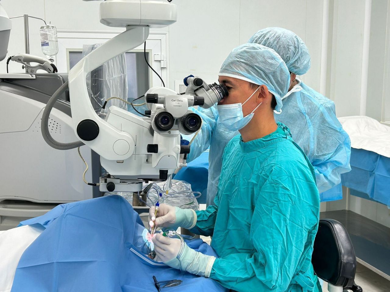 Врачи ДРКБ провели уникальную операцию по снижению внутриглазного давления у ребенка