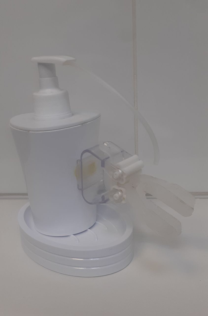 Казанский ученый разработал зубную щетку для людей без верхних конечностей