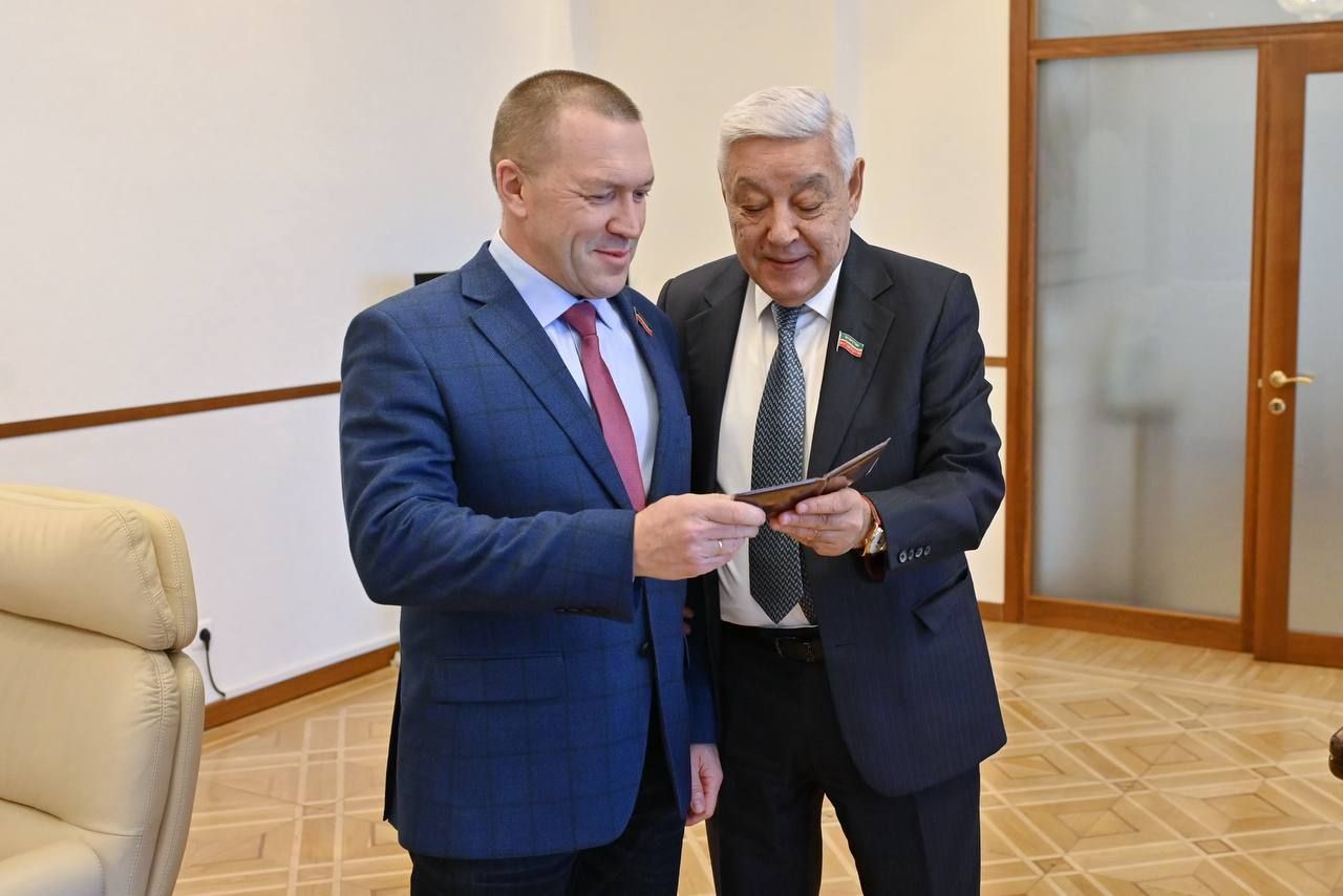 Мухаметшин вручил Фазылову удостоверение зампреда Комитета по законности и правопорядку