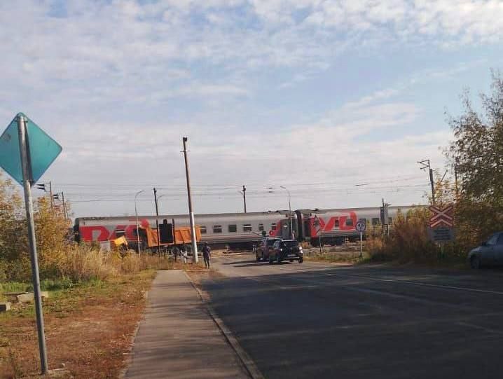 Столкнувшийся с «КАМАЗом» в Татарстане пассажирский поезд продолжил движение по маршруту