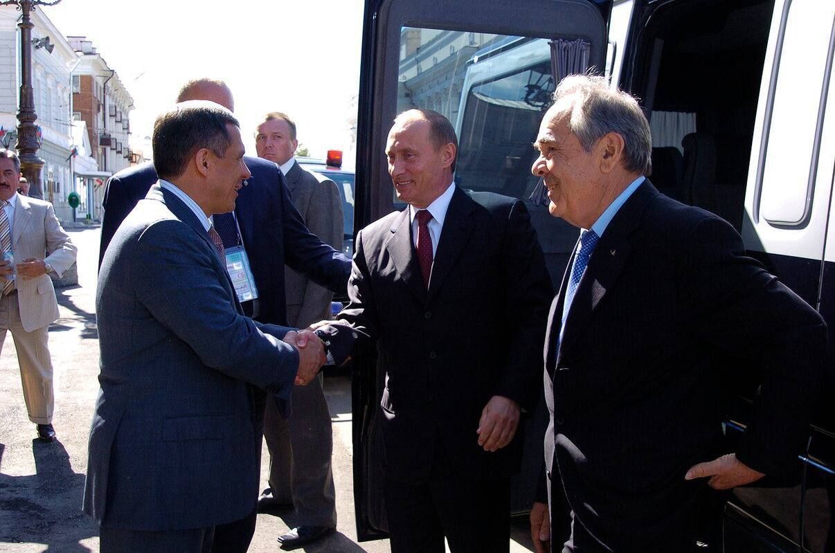 «Без бергә!»: Минниханов поздравил Путина с днем рождения и опубликовал архивные фото с лидером