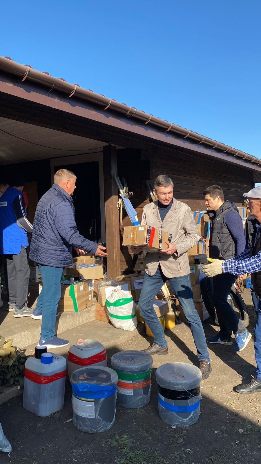 Волонтеры Новошешминского района везут бойцам СВО посылки и технику