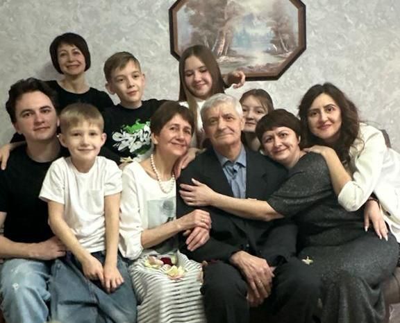 И картину нарисует, и цыганочку станцует: бабушка-огонь из Татарстана не спешить стареть