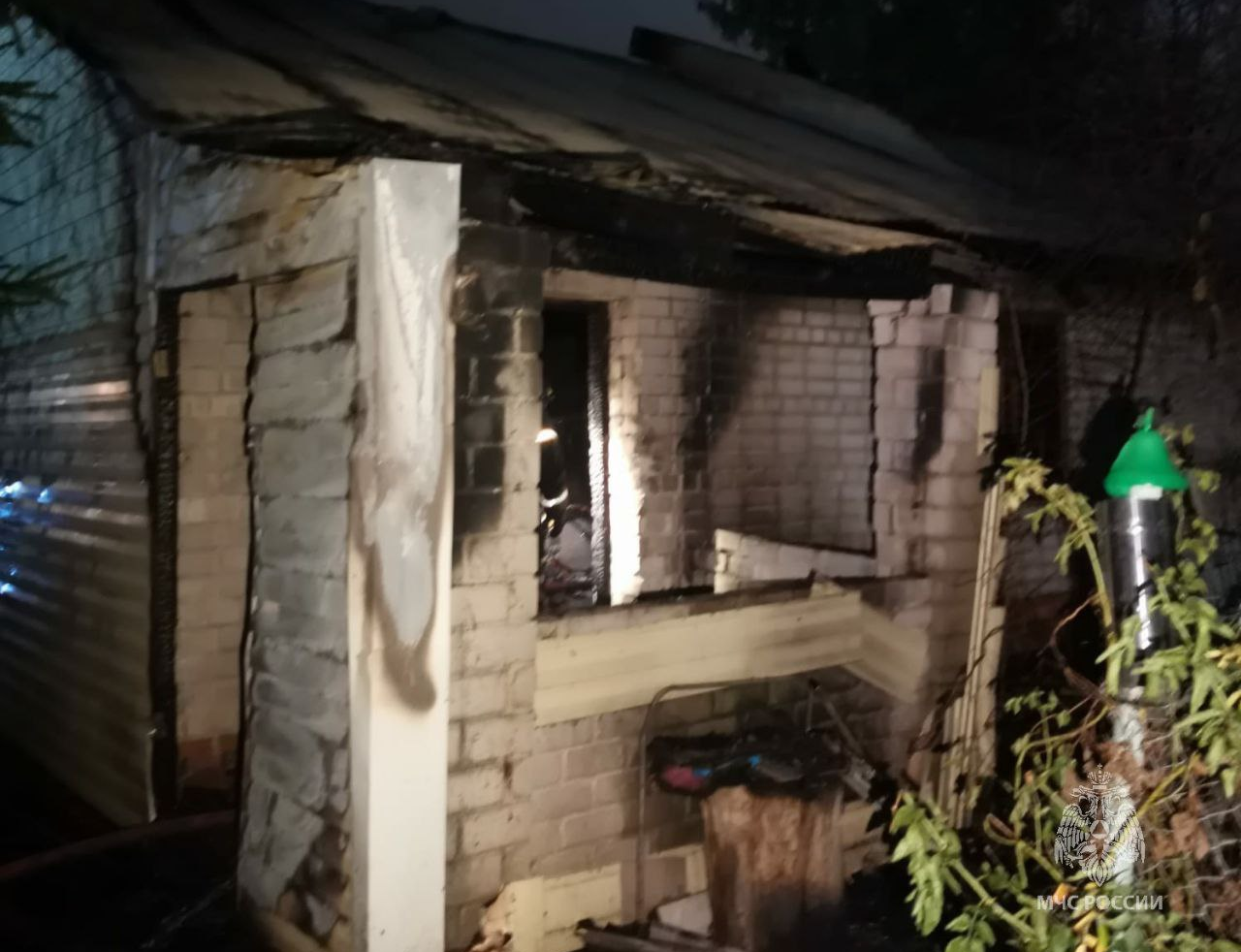 В жилмассиве Казани сгорела баня, пожарные обнаружили тело мужчины