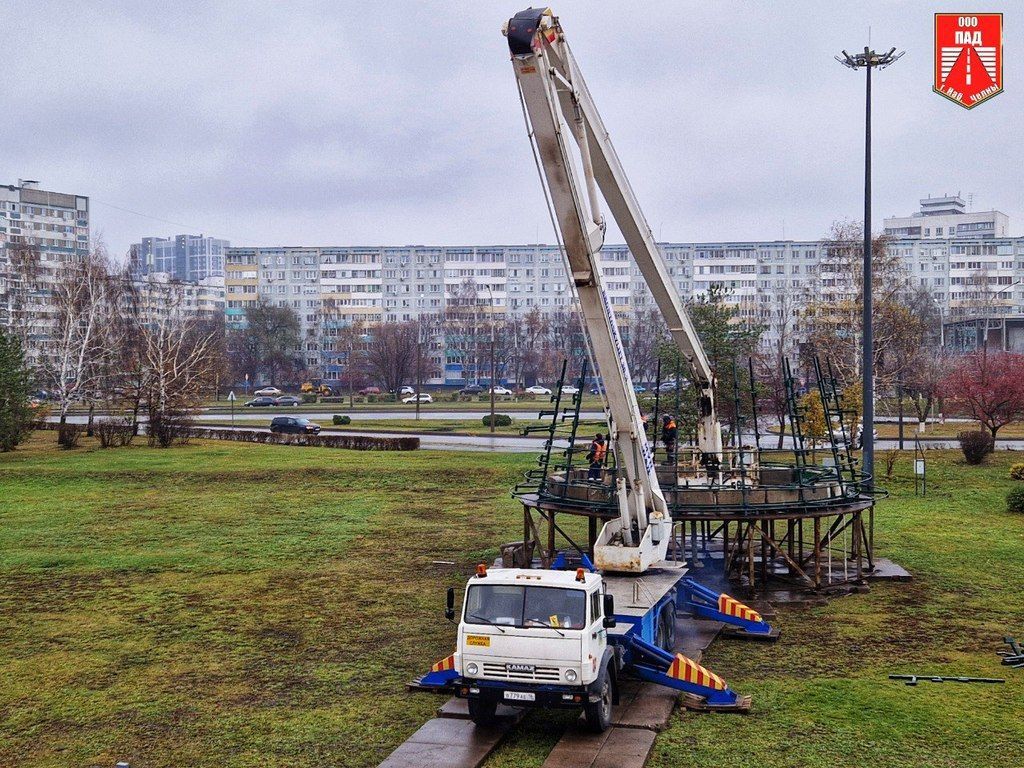 В Челнах началась сборка главной городской новогодней елки