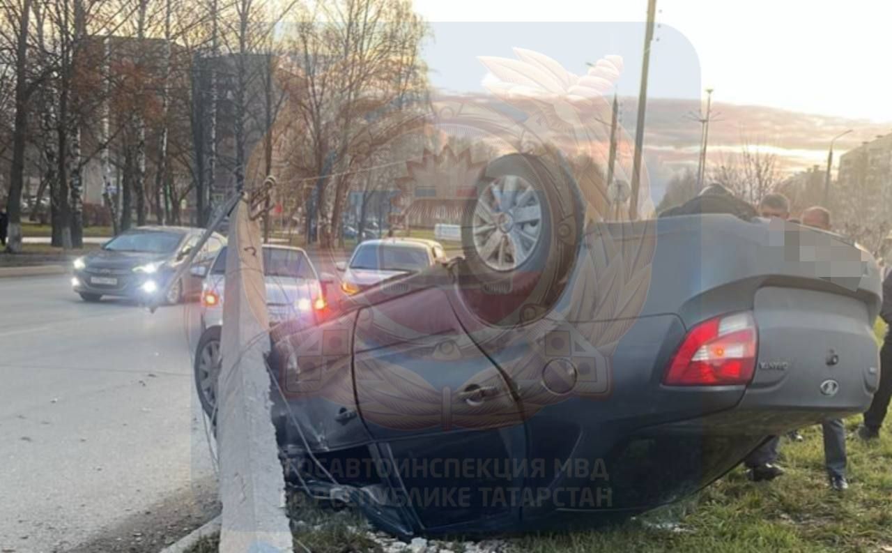 В Нижнекамске 19-летний водитель «Лады» погиб после опрокидывания машины