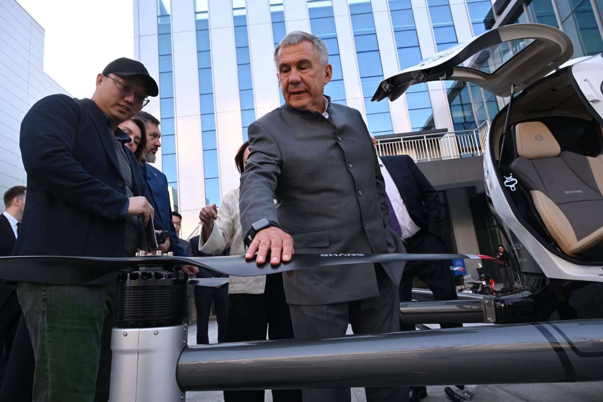 Минниханов осмотрел летательный пассажирский электроаппарат и автомобили в Хучжоу