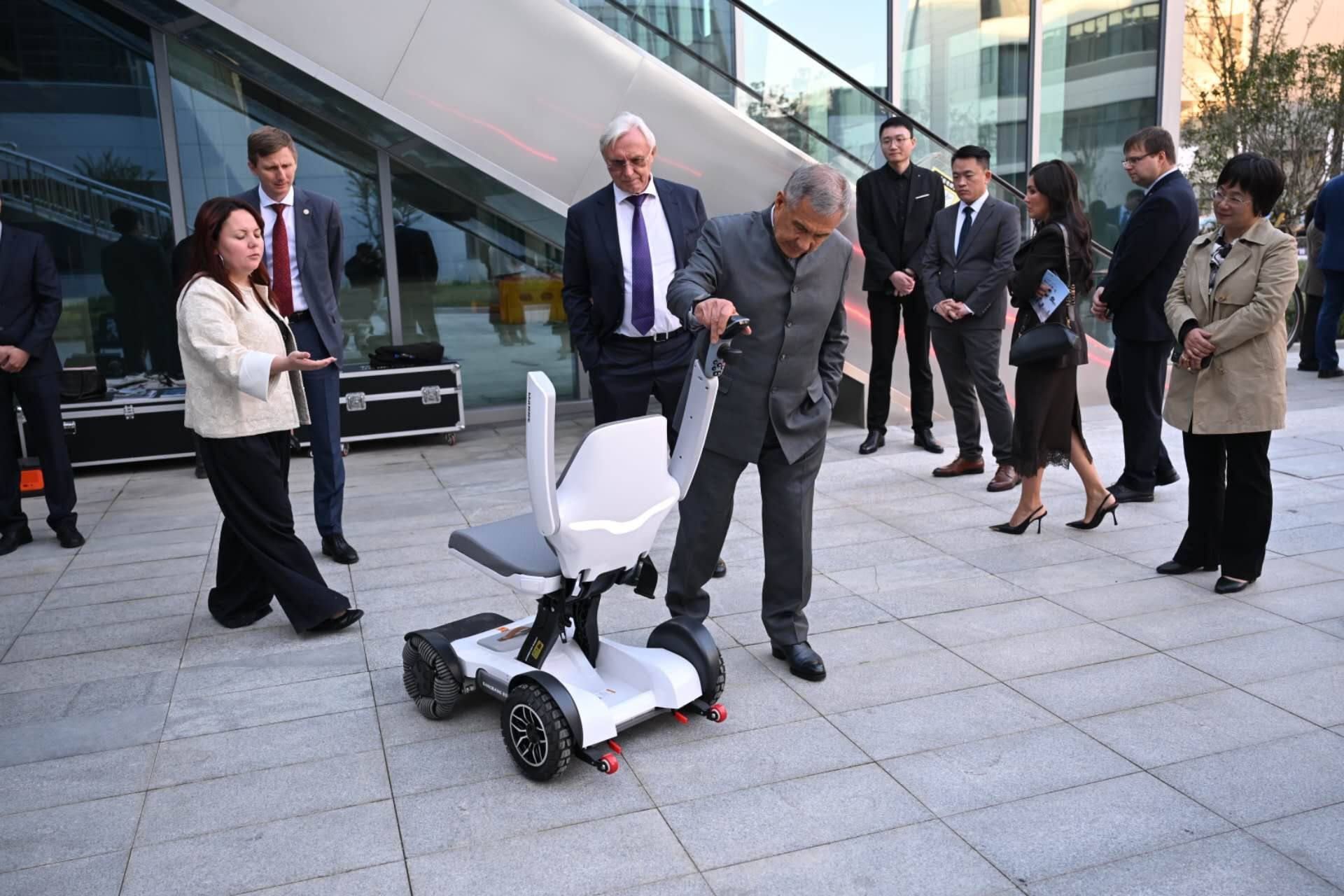 Минниханов осмотрел летательный пассажирский электроаппарат и автомобили в Хучжоу