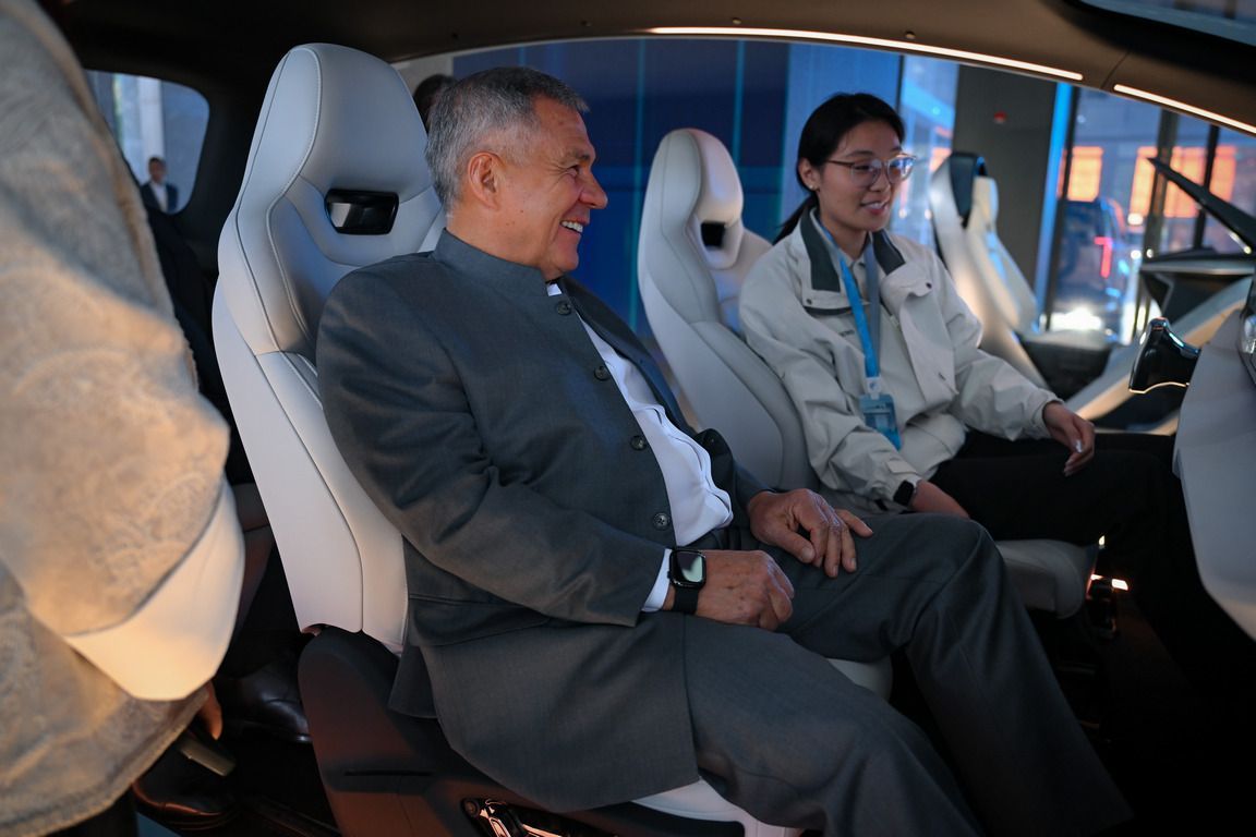 «Летающее такси и робот на лестнице»: что показали Минниханову в Китае