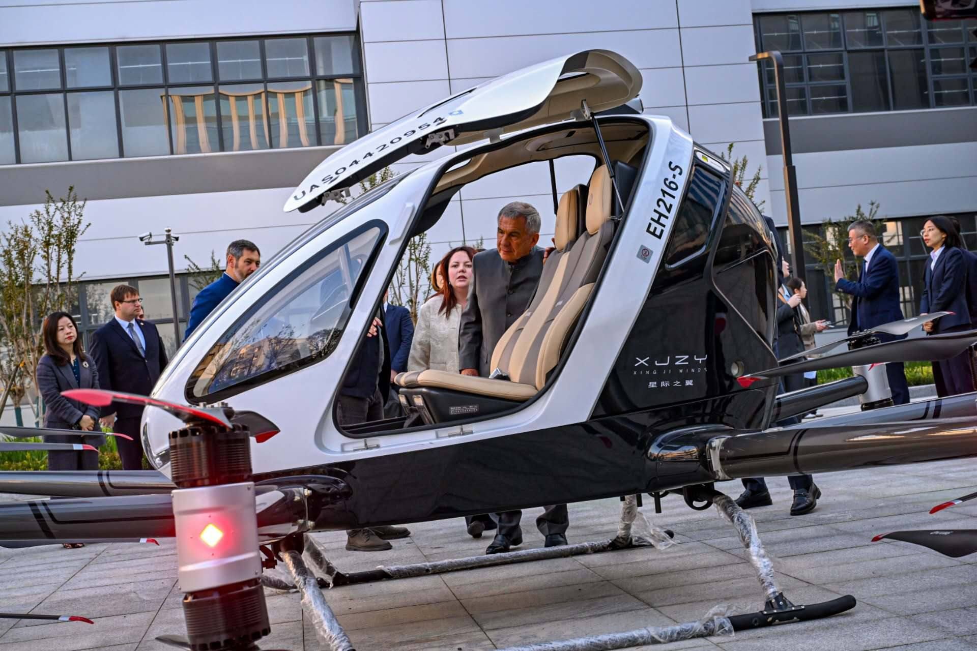 Минниханов осмотрел летательный пассажирский электроаппарат и автомобили в Хучжоу