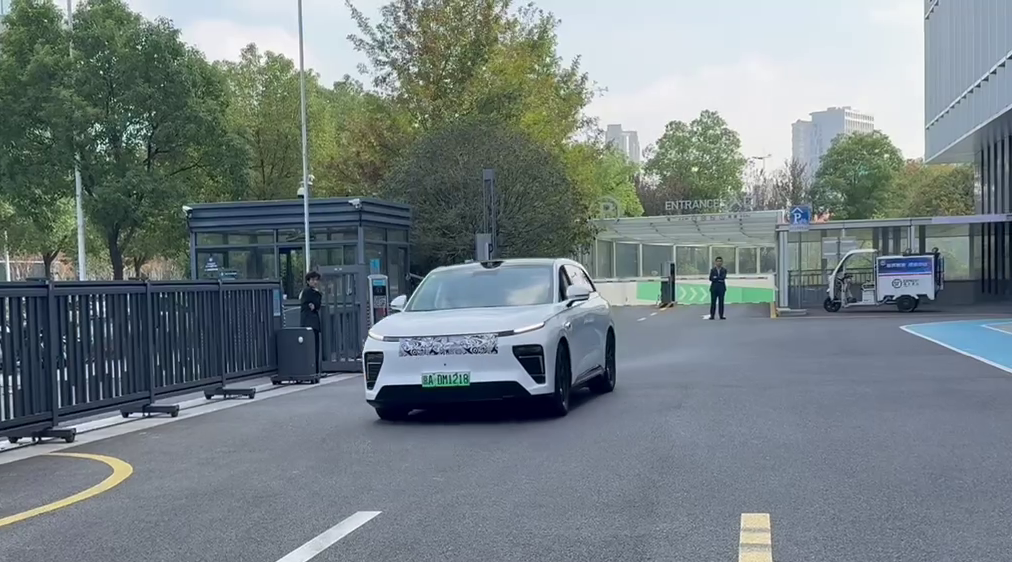 Минниханов в Китае протестировал авто с технологией электронного рулевого управления — видео