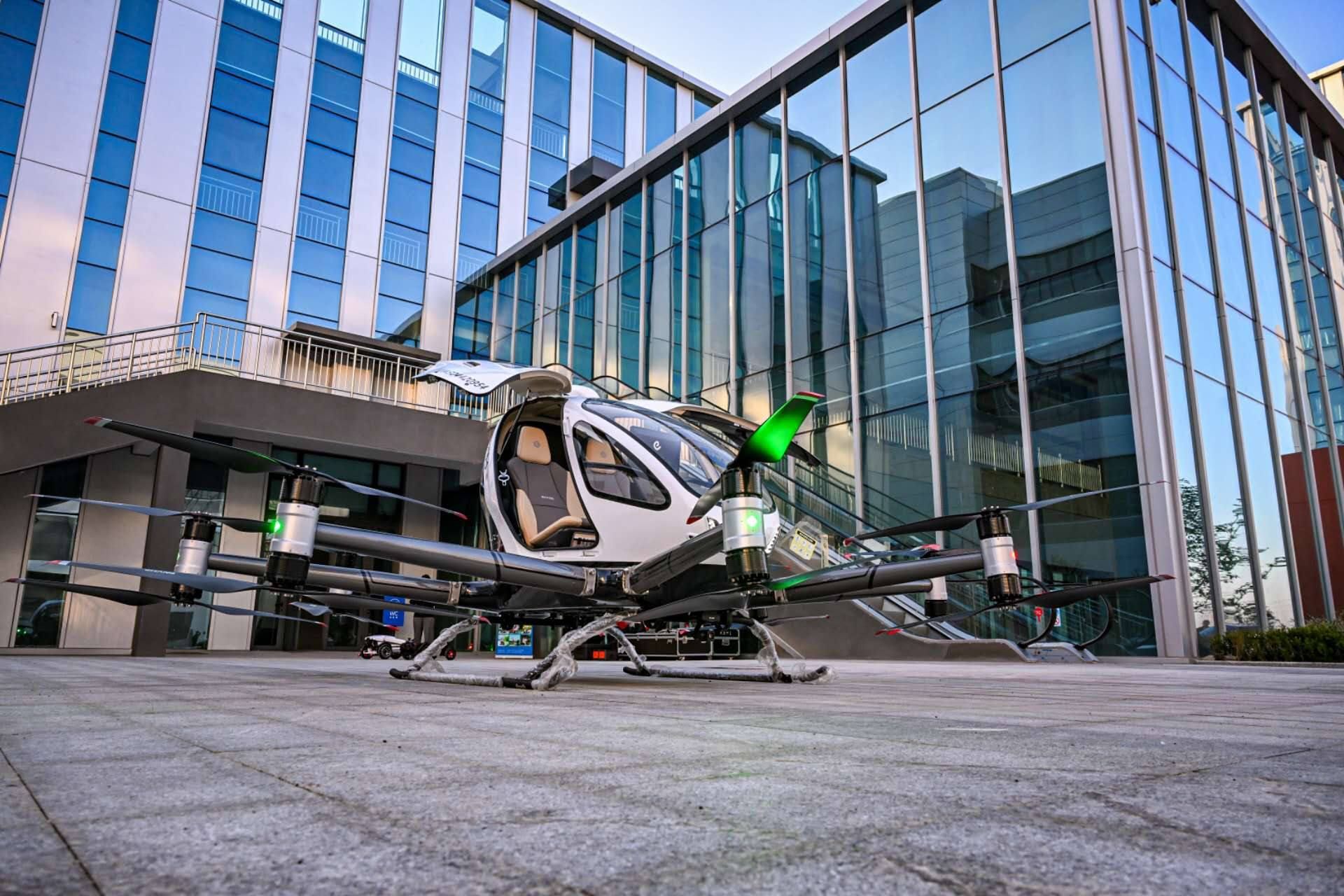 Минниханов осмотрел летательный пассажирский электроаппарат и автомобили в Хучжоу