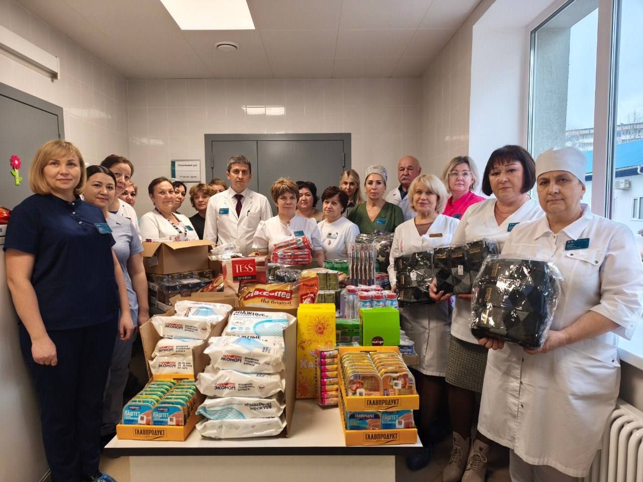Врачи Альметьевской ЦРБ отправили одежду и продукты в зону спецоперации