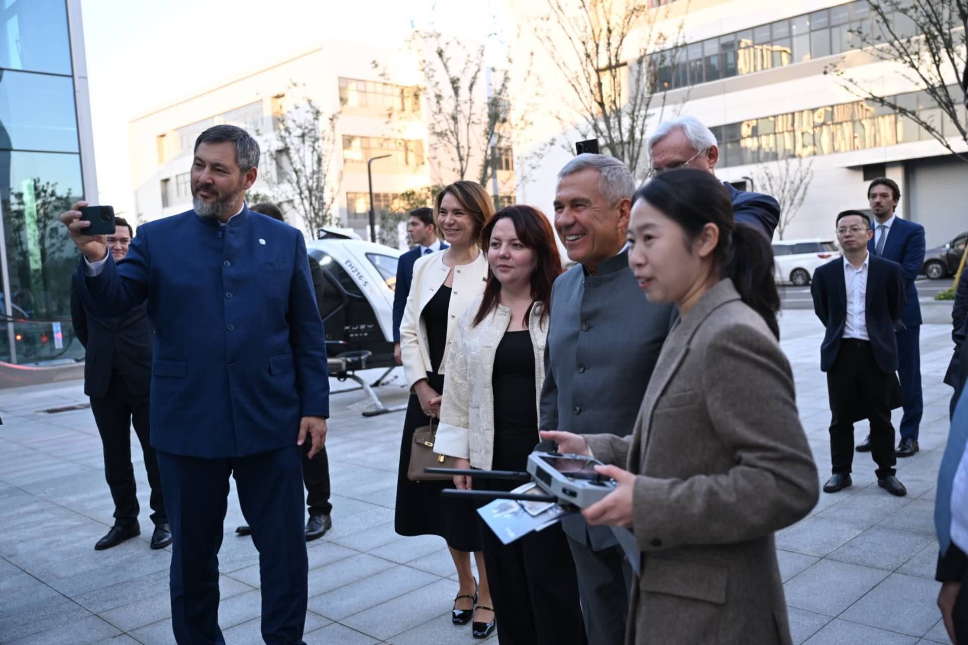 Минниханов осмотрел летательный пассажирский электроаппарат и автомобили в Хучжоу