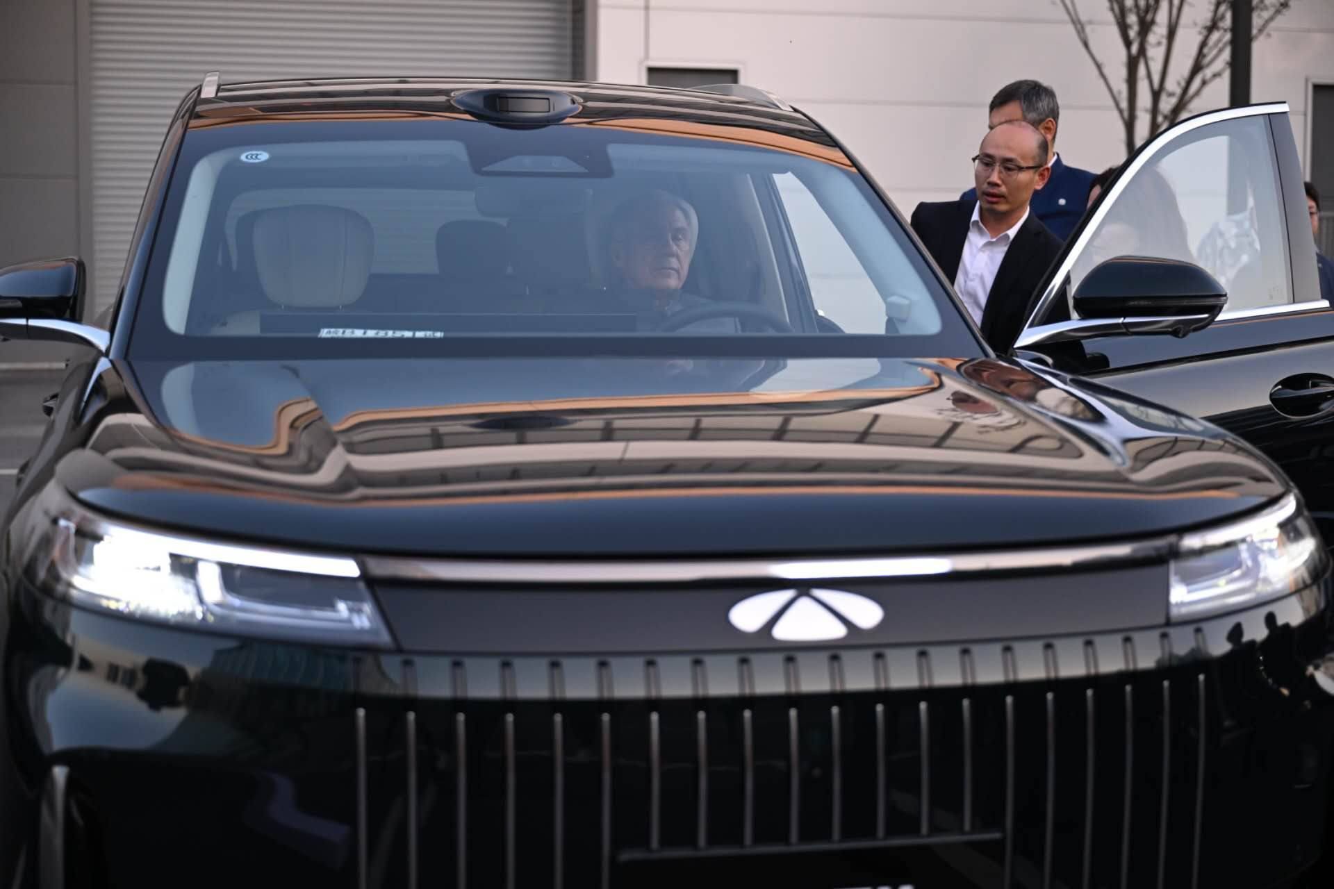 Минниханов осмотрел летательный пассажирский электроаппарат и автомобили в Хучжоу