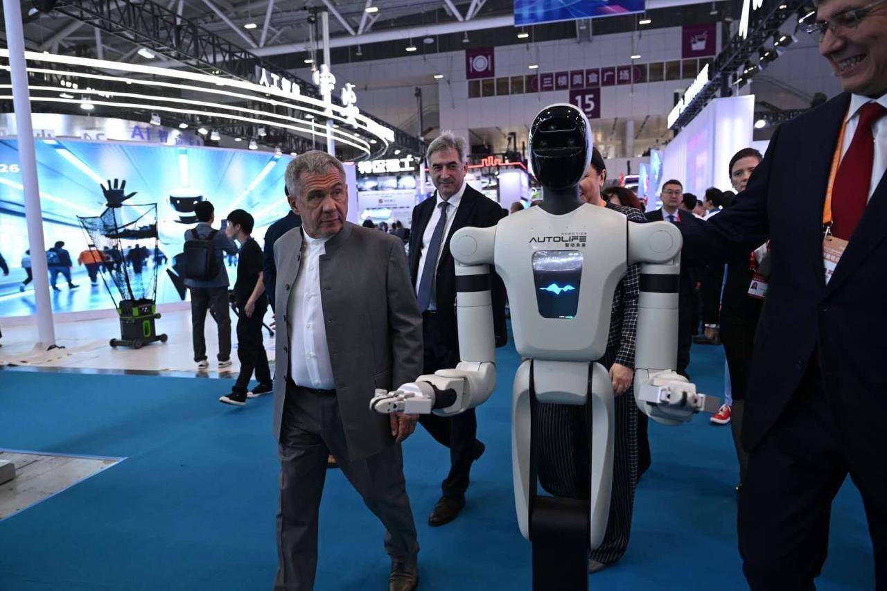 Раис РТ посетил выставку China Hi-Tech Fair, на которой представлены роботы и ИИ