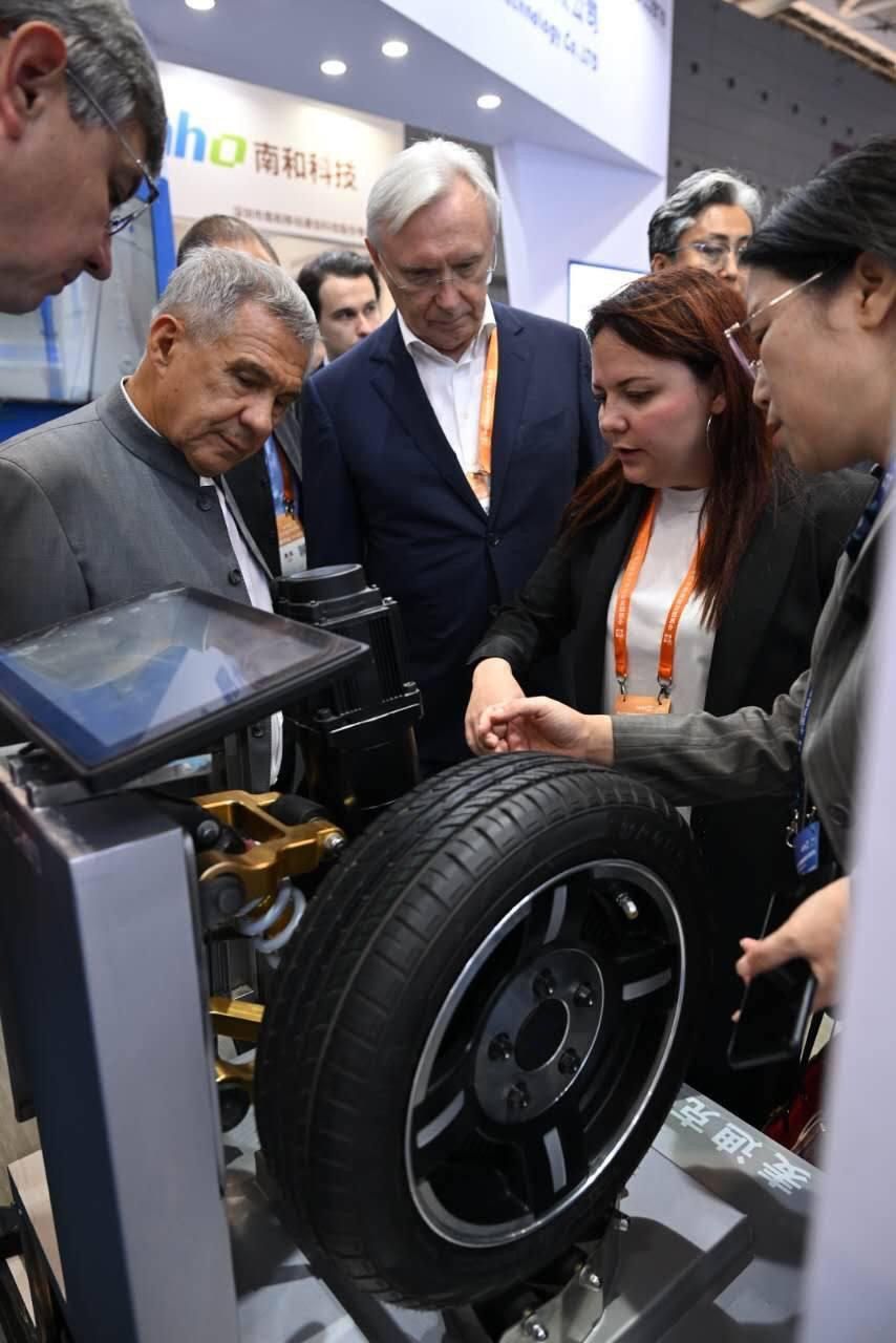 Раис РТ посетил выставку China Hi-Tech Fair, на которой представлены роботы и ИИ