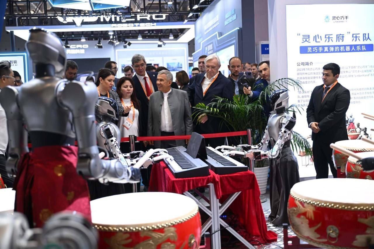Раис РТ посетил выставку China Hi-Tech Fair, на которой представлены роботы и ИИ