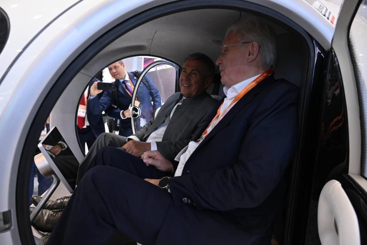 Раис РТ посетил выставку China Hi-Tech Fair, на которой представлены роботы и ИИ